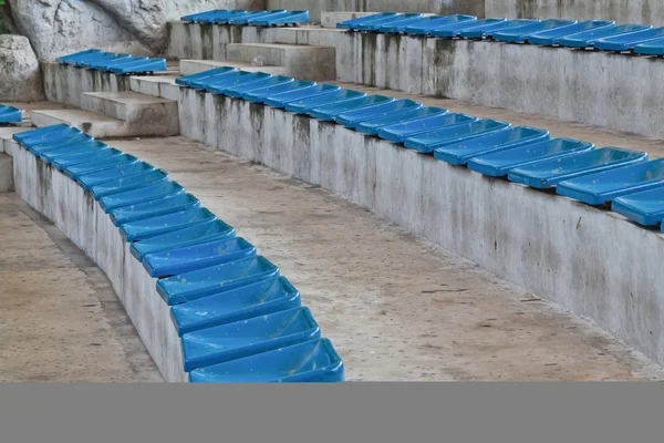 Plástico velho assentos azuis no estádio — Fotografia de Stock