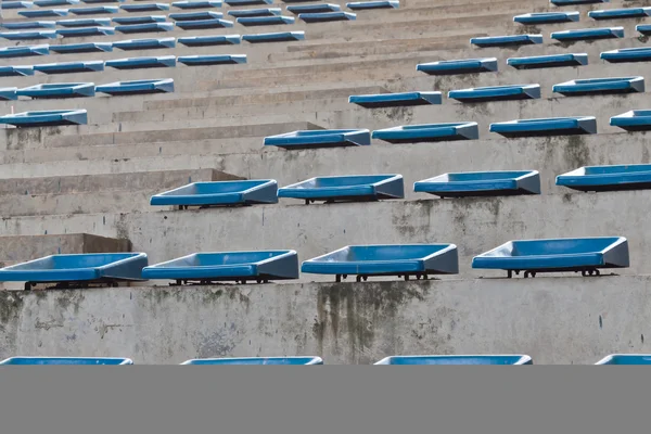 Gamla plast blå säten på arenan — Stockfoto