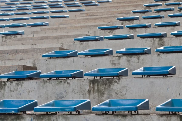 Régi műanyag kék ülések a stadionban — Stock Fotó