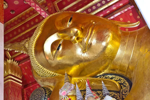 Altın buddha ile gülümseyen yüzü — Stok fotoğraf
