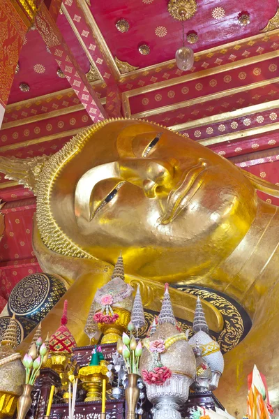 Золотой Будда с улыбкой на лице — стоковое фото