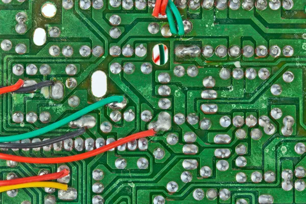 A placa de circuito impresso com componentes eletrônicos macro backg — Fotografia de Stock