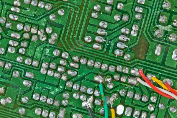 La placa de circuito impreso con componentes electrónicos macro respaldo — Foto de Stock