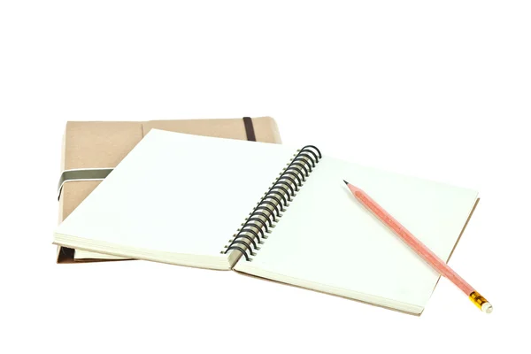 Libro de notas de papel de color crema claro aislado en libro marrón y pluma —  Fotos de Stock