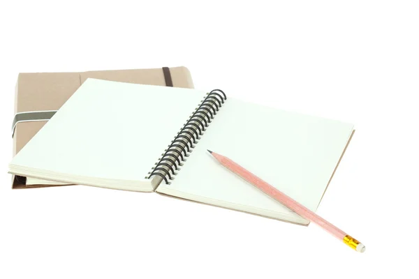 Isolado luz creme cor papel nota livro em marrom livro e caneta — Fotografia de Stock
