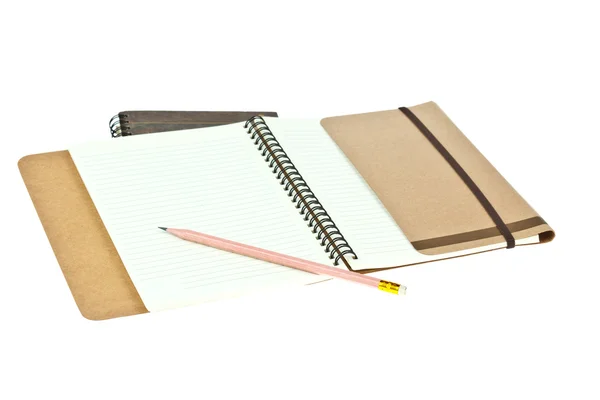 Lápis sobre luz cor creme papel nota livro sobre livro marrom — Fotografia de Stock
