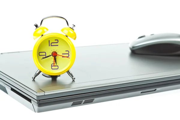 Relógio no Notebook como conceito de gerenciamento de tempo — Fotografia de Stock