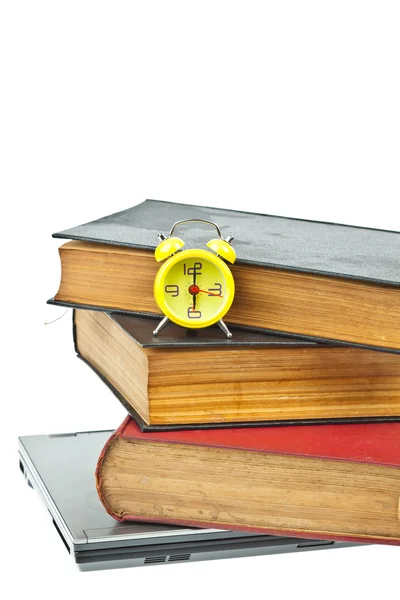 Ρολόι στο βιβλίο ως αντίληψη της διαχείρισης του χρόνου — Φωτογραφία Αρχείου