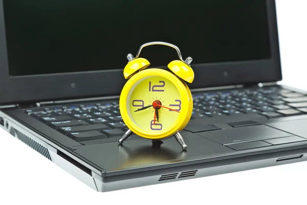 Relógio no Notebook como conceito de gerenciamento de tempo — Fotografia de Stock