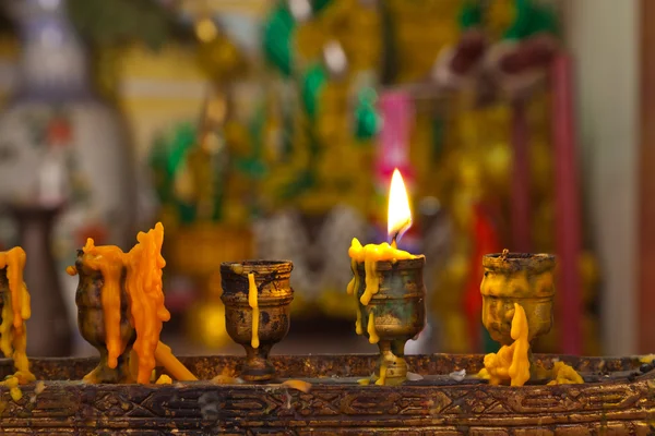 Bougies d'éclairage dans le temple — Photo