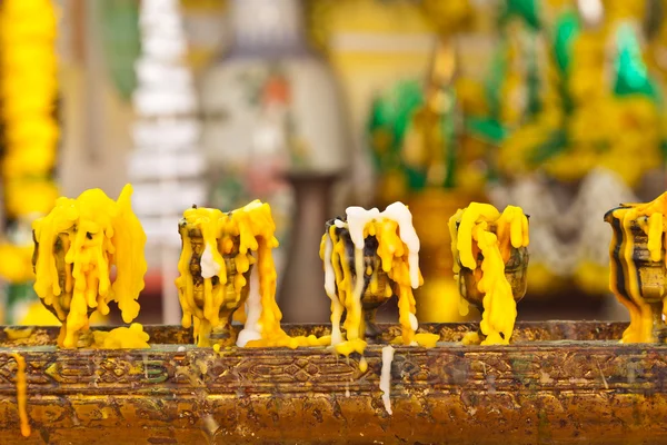Свечи тают в храме — стоковое фото