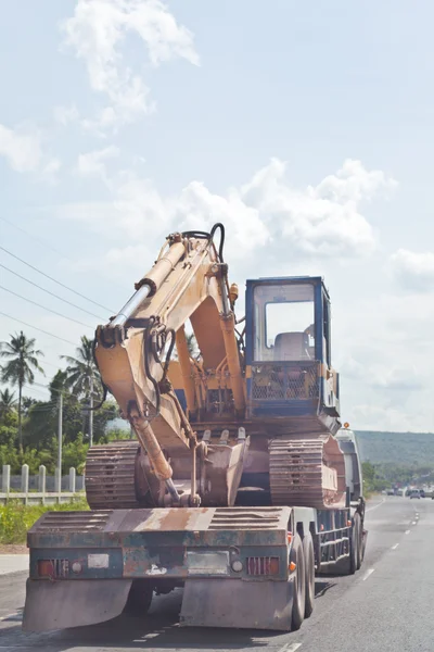 Traktor grävmaskin på lastbil, flytta — Stockfoto