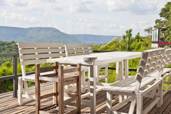 Mesa de jantar no terraço e, vista montanha — Fotografia de Stock