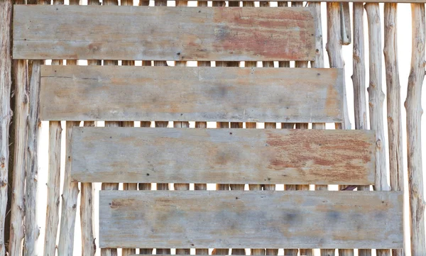 Señalización de madera antigua sobre fondo de árbol —  Fotos de Stock