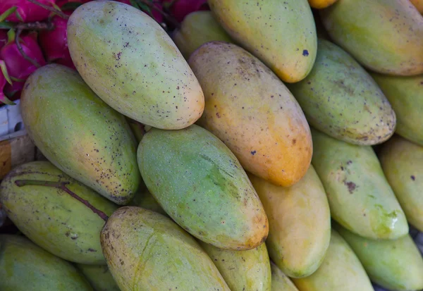 Фрукты, манго — стоковое фото