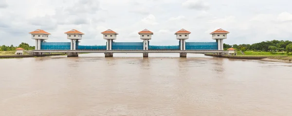 Bevattna utfärda utegångsförbud för av bangpakong floden i thailand — Stockfoto