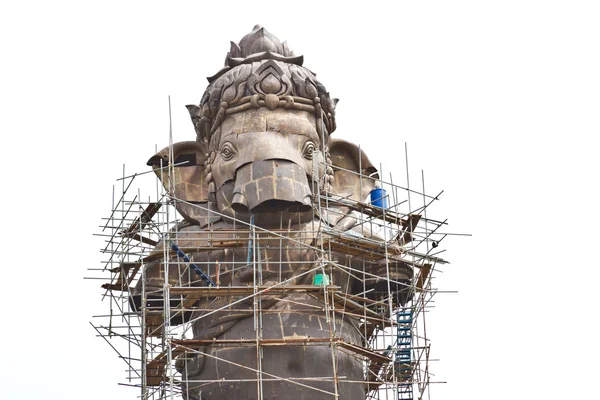 Construcción, dios hindú Ganesh en templo tailandés — Foto de Stock