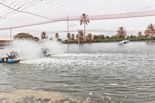 Waterbehandeling van garnalen boerderijen bedekt met netten voor bescherming — Stockfoto