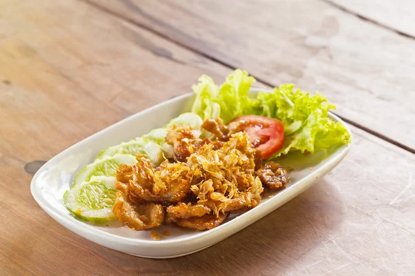 Thailändisches Essen, Schweinefleisch mit Knoblauch auf Teller — Stockfoto