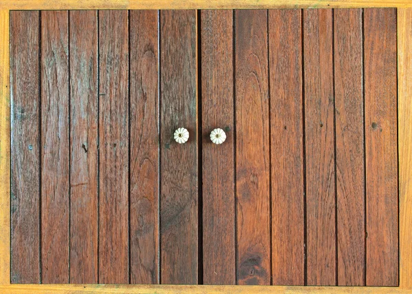 Ventana cerrada con persianas de madera vieja —  Fotos de Stock
