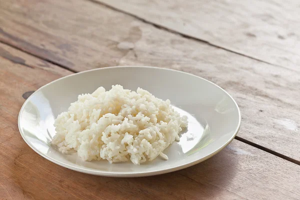 Comida tailandesa, arroz de jazmín cocido en plato, sobre fondo de madera —  Fotos de Stock