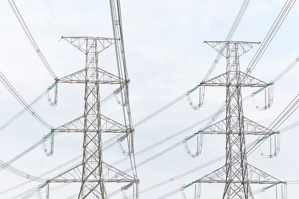 Elektrik, ikiz yüksek gerilim elektrik direğinden — Stok fotoğraf