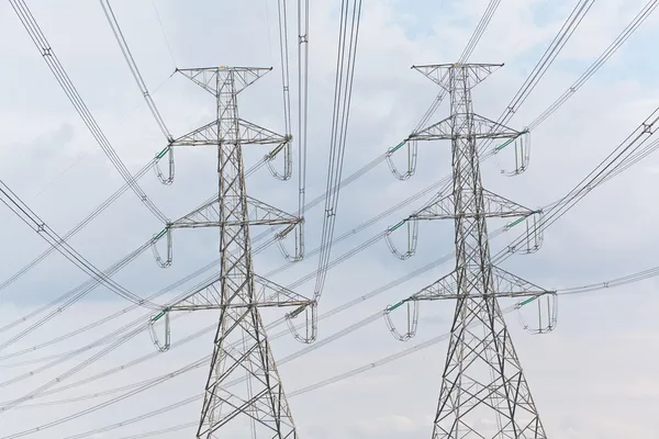 Elektrik, ikiz yüksek gerilim elektrik direğinden — Stok fotoğraf