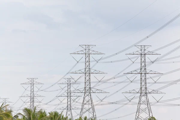 Elettricità, gemello Palo di potenza ad alta tensione — Foto Stock