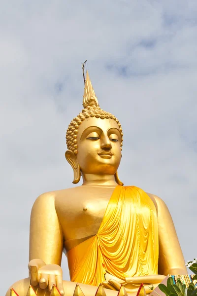 Большая статуя Золотого Будды в храме Таланда — стоковое фото