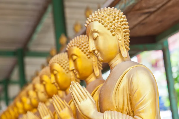Złoty posąg Buddy w świątyni thaland — Zdjęcie stockowe