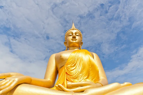Μεγάλο χρυσό άγαλμα του Βούδα στο ναό της thaland — Φωτογραφία Αρχείου