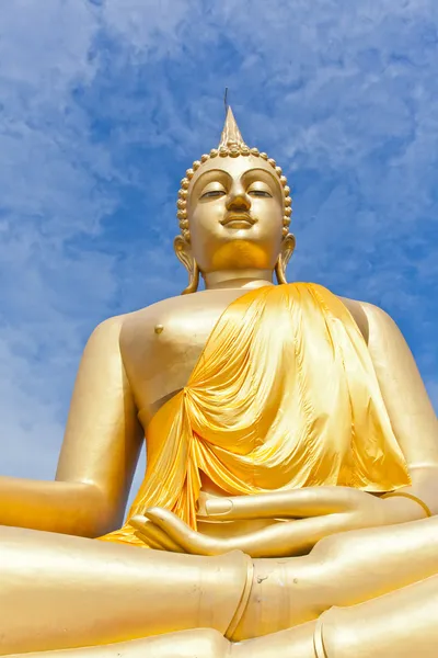 Gran estatua de Buda de Oro en el templo de Thaland —  Fotos de Stock