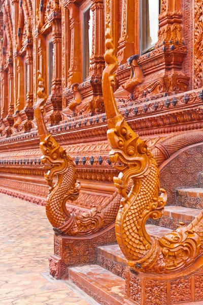 Naga cabeza escultura tailandesa hecha de baldosas vidriadas, en Tailandia Temp —  Fotos de Stock
