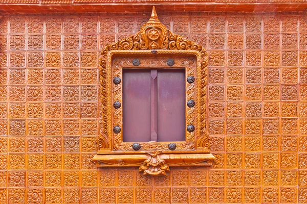 Ventana sobre fondo de baldosas acristaladas, templo de Tailandia — Foto de Stock