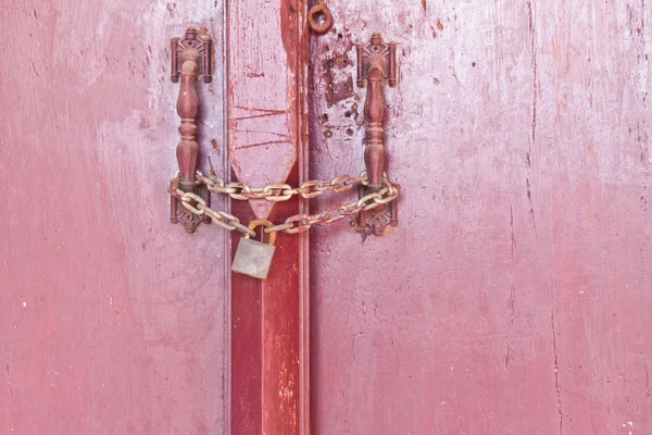 Παλιά κλειδαριά σιδήρου με μπουλόνι στην πόρτα — Φωτογραφία Αρχείου