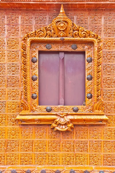 Ventana sobre fondo de baldosas acristaladas, templo de Tailandia — Foto de Stock