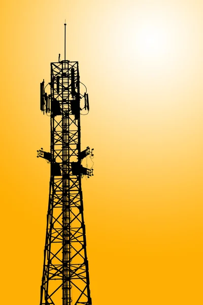 Torre de la antena del repetidor de la comunicación del teléfono móvil como silueta —  Fotos de Stock