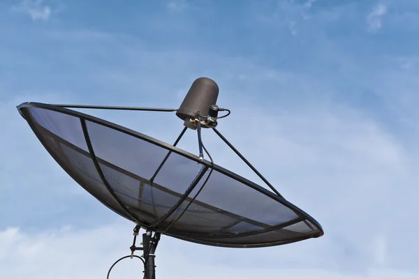 Technologie, antenne parabolique et ciel bleu — Photo