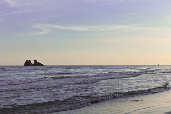 Tropisk strand i solnedgången - natur bakgrund — Stockfoto