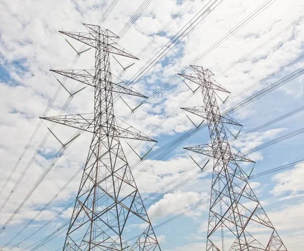 Ηλεκτρικής ενέργειας, δίδυμο υψηλής τάσης εξουσία πόλο — Φωτογραφία Αρχείου