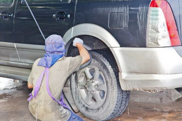 Trabalho do cuidado do carro com limpeza da máquina na estação de serviço — Fotografia de Stock