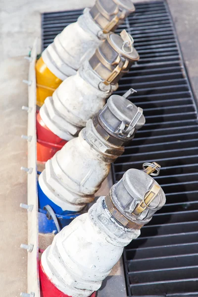 Vários bicos de bomba de gasolina no posto de gasolina para transportati — Fotografia de Stock