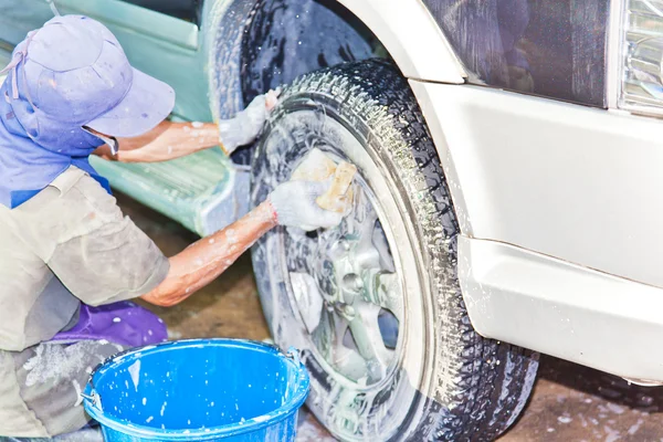 Travail d'entretien de voiture avec nettoyage de la machine à la station service — Photo