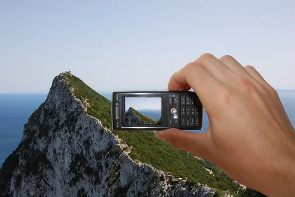 Турист фотографирует Гибралтарскую скалу — стоковое фото