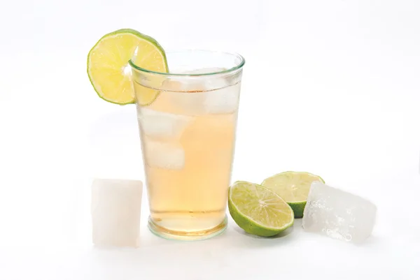 Färsk is te dryck med citron — Stockfoto