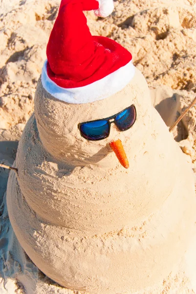 Sand Build Snowman With Sunglasses — Stock Photo, Image