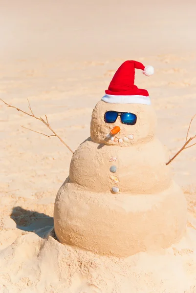 Bonhomme de neige construit comme château de sable sur la plage — Photo