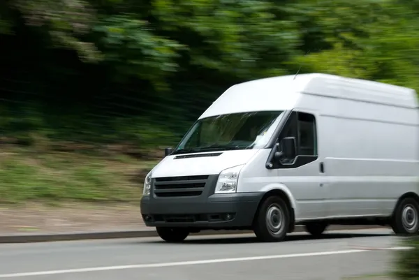 Witte bestelwagen snel verplaatsen — Stockfoto