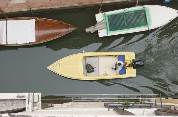 Вид сверху на движущуюся лодку в канале — стоковое фото