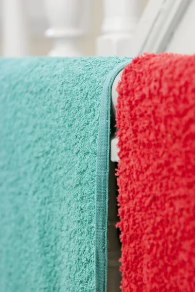 Toalhas coloridas penduradas para secar — Fotografia de Stock